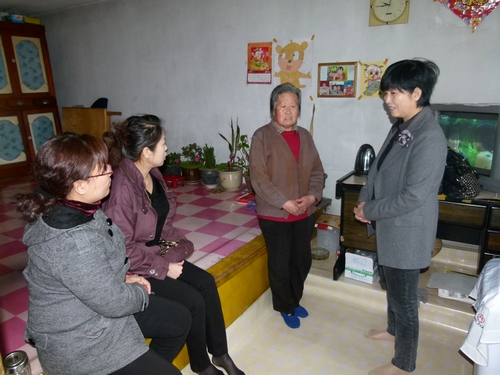 看望贫困户薛俊英老人.JPG