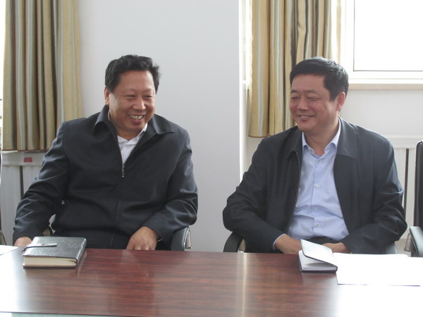 县委书记苏景华(右一)在调研会上.jpg