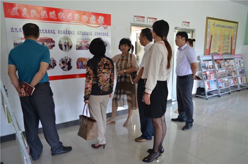 领导参观五支队伍进社区展板 北山街道供图_副本.jpg