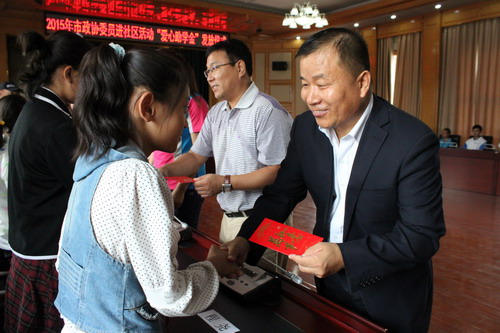 市政协委员代表为学生发放爱心助学金 付杨 摄.JPG