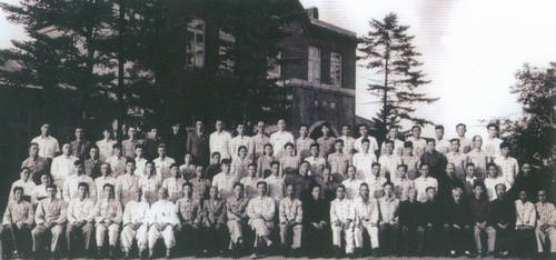 第一届一次会议全体委员合影(1956.8.15).jpg