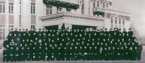 第四届一次会议全体委员合影(1963.12.10).jpg