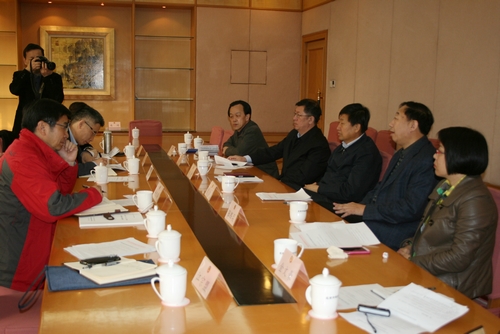 听取北京市园林绿化局情况介绍.JPG